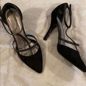 Women's Chinese Laundry size 6 classy t-strap heel